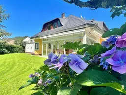 Sankt Veit an der Glan - Kraig: Großzügiges Anwesen in erhöhter Lage mit Außenpool, 3 Garagen, auf weitläufigem Grundstück