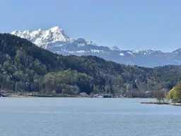 Wörthersee-Nordufer: Eckpenthouse mit herrlicher Seeblickterrasse und Tiefgarage *ERSTBEZUG*