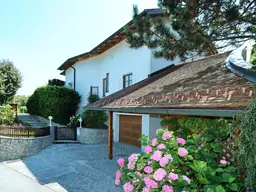 Großzügige Villa im Landhausstil in zentraler Grün- Ruhelage!