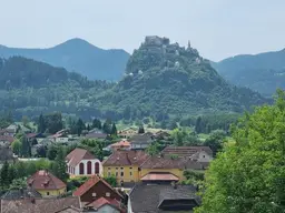 BAUGRUND MIT HERRLICHER, UNVERBAUBARER AUSSICHT AUF HOCHOSTERWITZ!