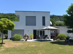 Das Leben am Wörthersee genießen: Schlichtes Einfamilienhaus mit Doppelcarport in grüner Umgebung zu verkaufen