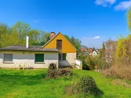 Traumhaftes Baugrundstück mit geräumigen Haus und Gewölbekeller!