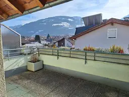 SCHNÄPPCHEN in WATTENS:Geräumige, zentral gelegene 4 Zimmer WHG mit 2 separate Terrassen, Kellerabteil und 1 TGAAP!