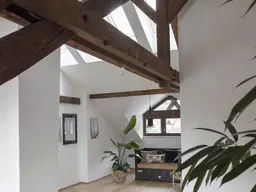 Das Atelier: 3-Zimmer-Dachgeschosswohnung mit Loggia &amp; Sichtdachstuhl bis 4 Meter Höhe