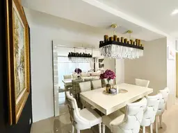Prachtvolle 4 Zimmer Wohnung mit verglaster Loggia und großzügigen Wohnbereich!