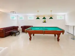 Klimatisiertes Haus mit Keller | 6 Zimmer | 2 Bäder | Pool | Sauna-Wellnessbereich | Garage