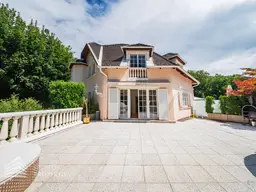 Elegantes Haus mit großzügiger Terrasse und gepflegtem Garten