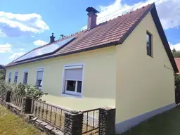 Bereits nach 3 Tagen Kaufanbot vorliegend! Einziehen &amp; wohlfühlen – gepflegtes Einfamilienhaus mit Photovoltaik, idyllischem Innenhof und großem Nebengebäude