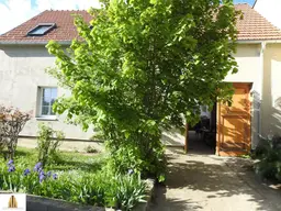 Schönes, großes Mehrfamilienhaus mit uneinsichtigem Arkadeninnenhof, Terrasse und großem Garten in Schalladorf! Nähe Wullersdorf und Hollabrunn! Für Bauträger oder betreutes Wohnen sowie als Pension oder Renditeobjekt interessant!