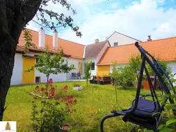 Sofortkauf oder Ratenkauf! Altes Landhaus mit begrüntem, uneinsichtigem Innenhof (Vierkanthof) bestehend aus zwei Wohntrakten, im schönen Retz!