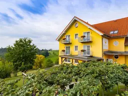 Pension mit großer Liegenschaft und Vierkanthof in Thermenregion neben Golfplatz