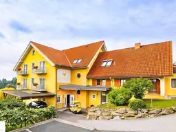 Pension mit großer Liegenschaft und Vierkanthof und Thermenregion neben Golfplatz