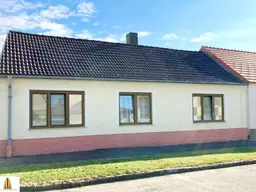 Hübsches, gepflegtes und ebenerdiges Landhaus mit uneinsichtigem Innenhof, großem Garten und Garage, in Seefeld im Weinviertel, Nähe Hollabrunn!
