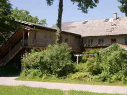ANWESEN MIT MONTEURWOHNUNGEN und ca. 1 HA WIESE in ÜBERACKERN