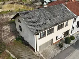 Sanierungsbedürftige Wohneinheit mit Garten, Garage &amp; viel Potenzial