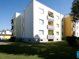 4-Zimmerwohnung im 1.OG mit Loggia