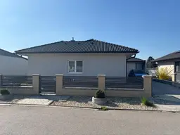 Modernes Einfamilienhaus mit großem Garten und Doppelgarage in Potzneusiedl
