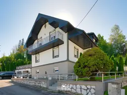 Gepflegtes Familienhaus in sonniger Hanglage mit schönem Sommergarten und 3 Garagenplätzen