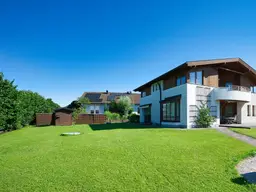 Exklusivität und Privatsphäre pur auf 2.610 m2 Grundfläche! Von der Terrasse in den Schwimmteich.