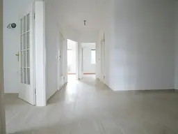 Neurenovierte 3 Zimmer Balkonwohnung mit Tiefgaragenplatz paar Minuten von Marktplatz entfernt