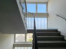 Fast wie ein Penthouse der 70er Jahre - großzügige Wohnung mit 4 Zimmern und drei Loggien - Garage inklusive