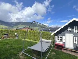 Grinzens: Charmante 3-Zimmer-Wohnung mit Terrasse, Garten und Garage in ruhiger Lage zu kaufen!