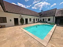 Charmanter Vierkanthof mit großzügiger Wohnfläche, Pool im Atrium und Nebengebäude in idyllischer Lage
