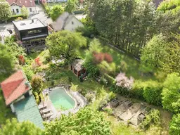 EINZIGARTIGES EINFAMILIENHAUS MIT GROSSEM GARTEN -NATURPOOL - LUFTWÄRME PUMPE - GRÜNBLICK