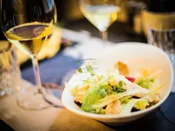 (Share Deal) Toplage &amp; Tradition – Kaffee-Restaurant mit Schanigarten zu übernehmen