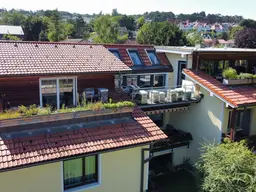 Dachgeschosswohnung in Ruhelage mit traumhaftem Grünblick, eigenem Garten und Garage