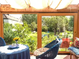 Mehrfamilienhaus mit sehr großem Garten