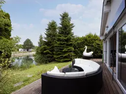 Urlaub das ganze Jahr: Schöner, moderner Bungalow auf Eigengrund, direkt am See