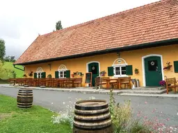 Buschenschank und Heuriger mit Weingarten und Wohnhaus