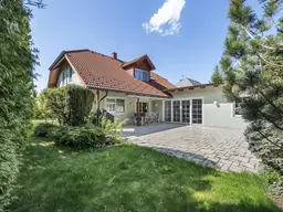 Großzügiges Familiendomizil mit uneinsehbarem Garten, Hallenbad, Sauna und Garage für 2 PKW