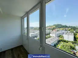 Wohnen mit Aussicht: Helle 2-Zimmer-Wohnung im 7. Stock mit Fernblick