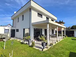 Qualititatives Einfamilienhaus mit weitläufigen Wohnbereich