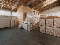 Zirl / Tirol: 255,60 m² Lagerhalle, 184 m² Büro und 740 m² Außenlager – A12 Abfahrt Zirl West