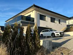 Modernes Einfamilienhaus mit Garage 