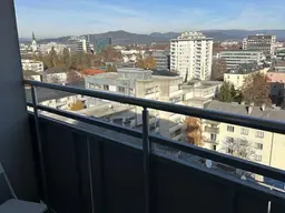 Hoch über Klagenfurt: Moderne 3-Zimmer-Wohnung mit Loggia