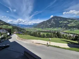 Top-Gelegenheit ! Neuwertige moderne 3-Zi-Wohnung mit großem Aussichtsbalkon &amp; Garage