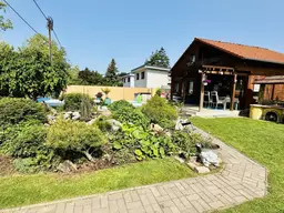 Sonnige Gartenoase mit Pool und Grillplatz