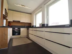 Zentraler Wohntraum mit moderner Küche