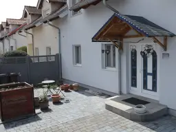 Moderne Wohnoase mit Pool in sonniger Lage!