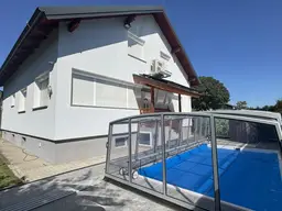 Großes, topausgestattetes Haus mit 8 Zimmer, 2 Terrassen, Garten, Pool- und Wellnessbereich