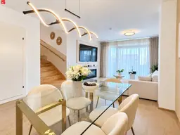 Neubau-Maisonette mit maßgefertigter Einrichtung, E-Ladestation und Eigengarten