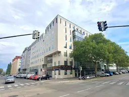 Lichtdurchflutete Gewerbefläche mit großzügiger Schaufensterfront