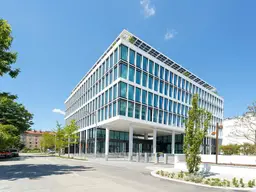 Markante Firmenzentrale mit großzügiger Lobby und Dachterrasse
