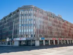 Moderne Büros bei der U4 Station Friedensbrücke