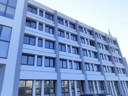 Büro, Lagerboxen und Lagerflächen mit ausreichend Parkplätzen
