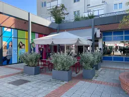 Tolle Geschäfts- oder Gastronomiefläche im Zentrum Schwechat - mit Gastgarten